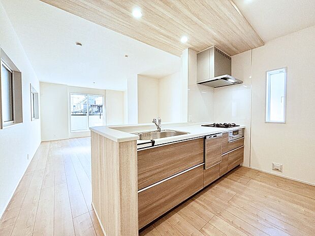 爽やかな風が通り抜けるキッチン。窓があるので明るく換気にも役立ちます。