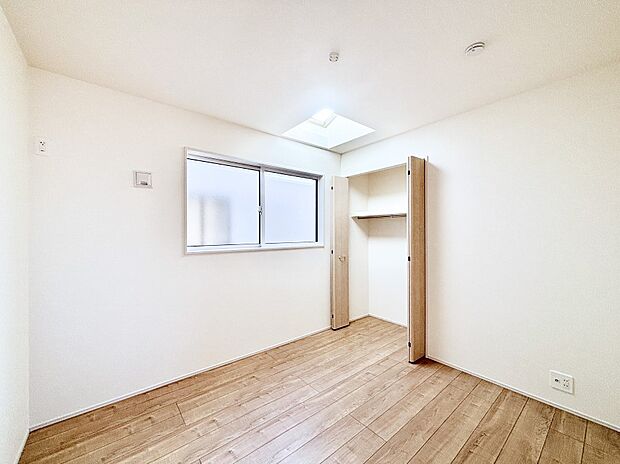 トップライトのある洋室。自然の光を取り入れて明るく過ごせます。  