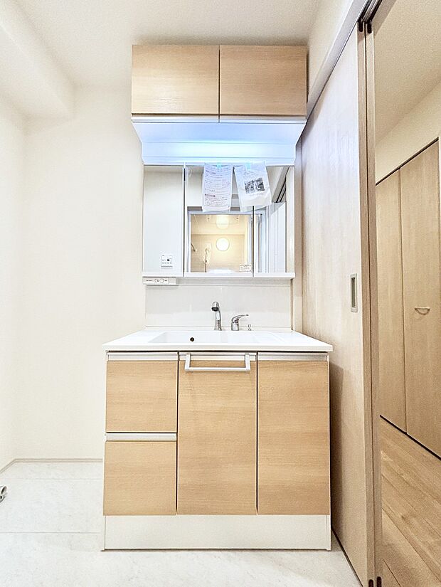 大きく見やすい三面鏡で清潔感ある洗面台は、身だしなみチェックや肌のお手入れにおすすめです。 