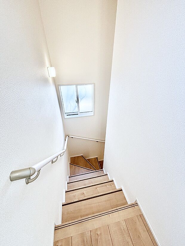 安全性を考慮し階段には手すりを設置しています