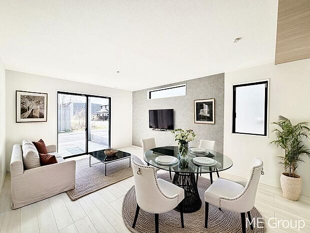 大きな窓からたっぷりの陽光と風を感じられるリビング　※家具はCGです  