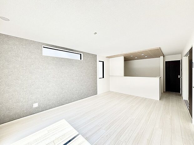 アクセントクロスがオシャレ！家族団らんの時間が充実しそうなリビングダイニング！