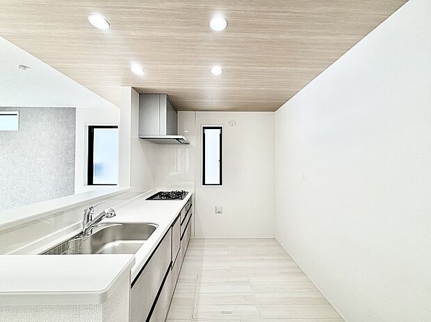 ポップアップ天井が素敵なキッチン！窓があるので採光もとれ換気にも役立ちます。