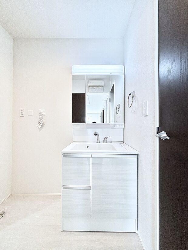 大きく見やすい三面鏡で清潔感ある洗面台は、身だしなみチェックや肌のお手入れにおすすめです。 