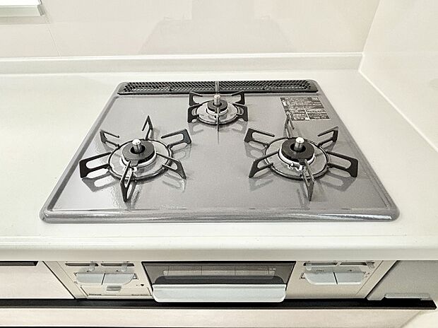 ガスコンロはＳｉセンサー搭載。火力調節や焦げ付き・消し忘れも防いでくれます。