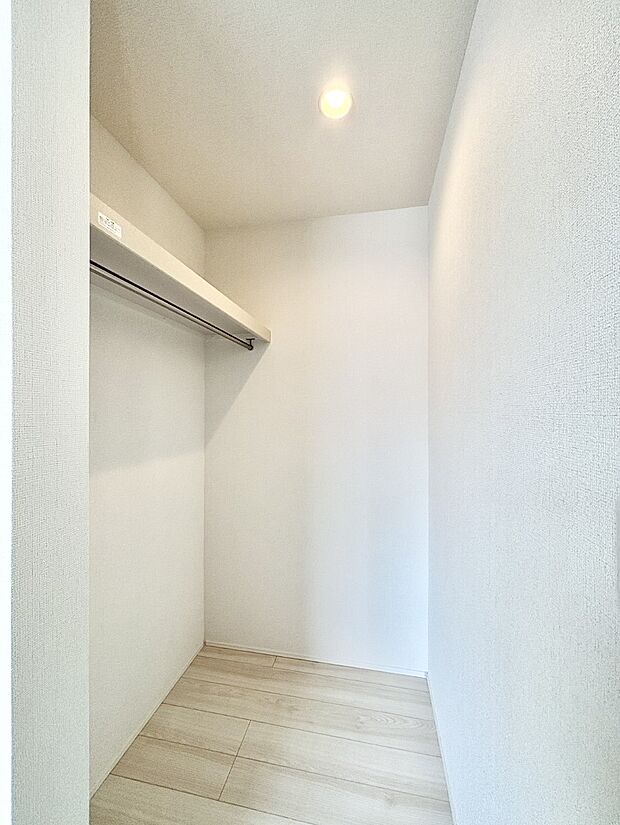 毎日の服選びが楽しくなるウォークインクローゼットが2ヵ所付きです。 