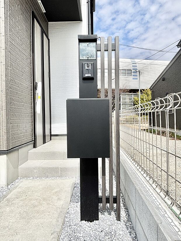 表札・インターホン・ポストをひとつに集約。エントランスになじむシンプルデザイン。