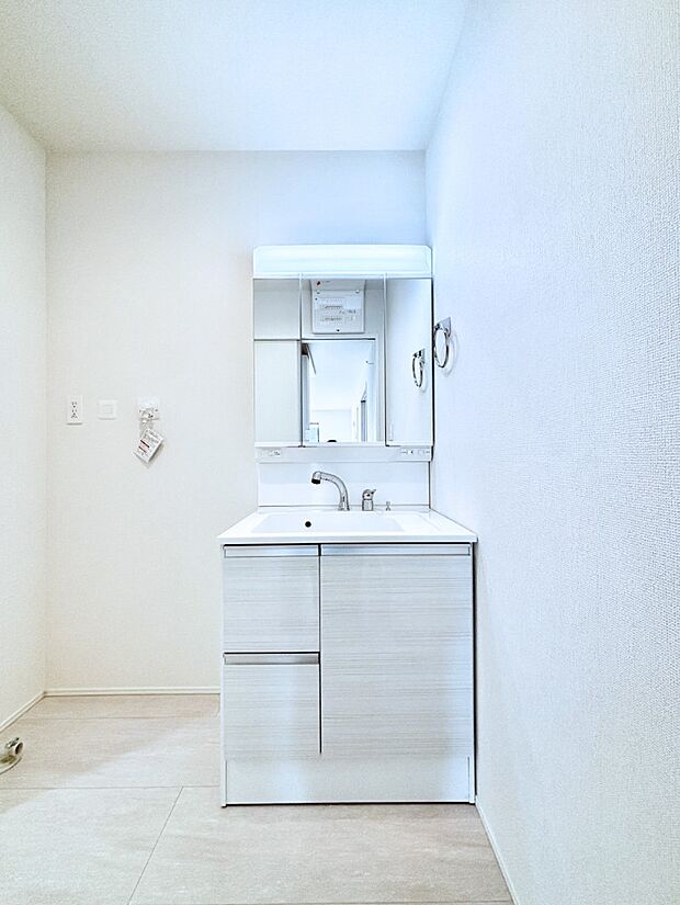 大きく見やすい三面鏡で清潔感ある洗面台は、身だしなみチェックや肌のお手入れにおすすめです。