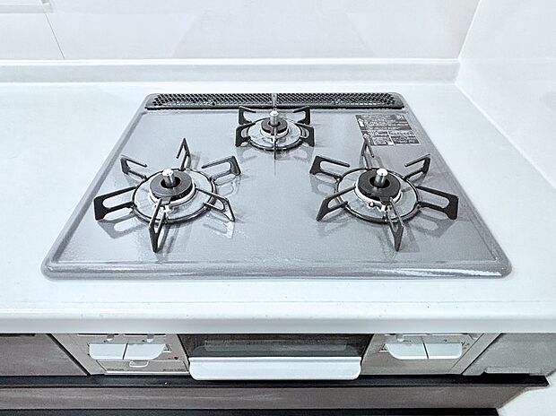 ガスコンロはSiセンサー搭載。火力調節や焦げ付き・消し忘れも防いでくれます。