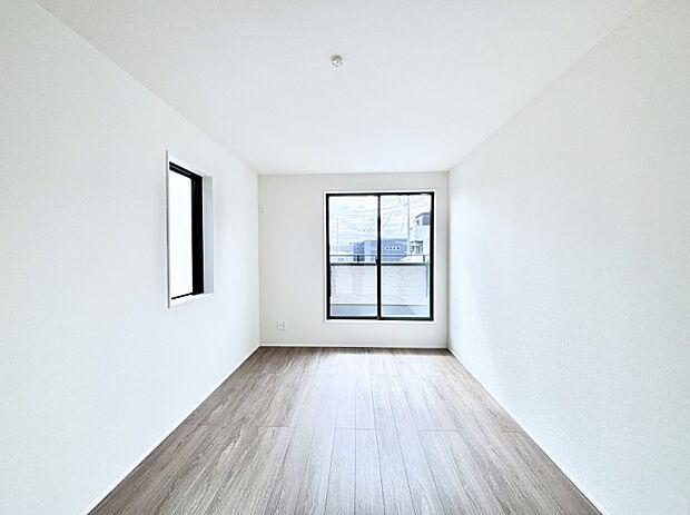 バルコニーが開放感をプラスしてくれる洋室