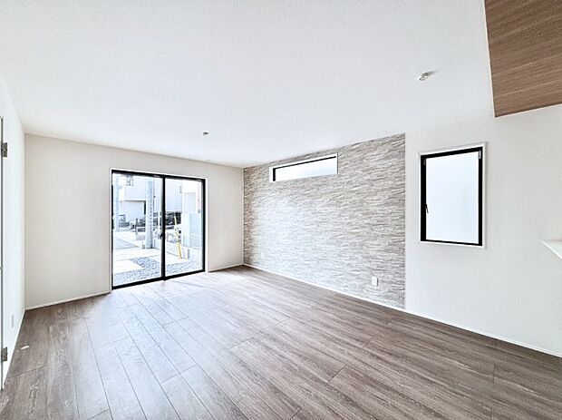 大きな窓からたっぷりの陽光と風を感じられるリビング