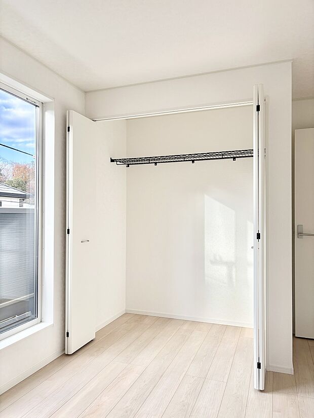 洋室のクローゼット。奥行きがあるので厚手の衣類もすっきり収まります。　