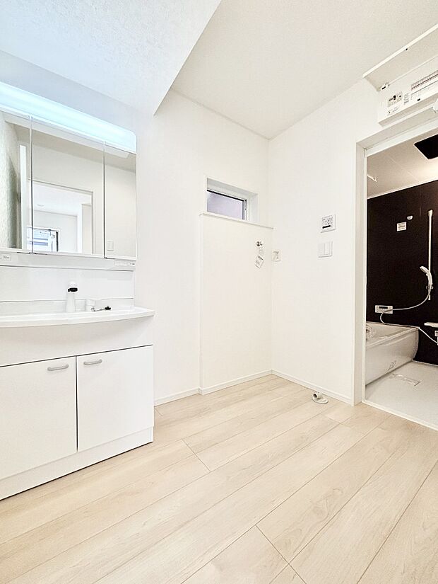 身支度もスムーズにおこなえる脱衣場      　