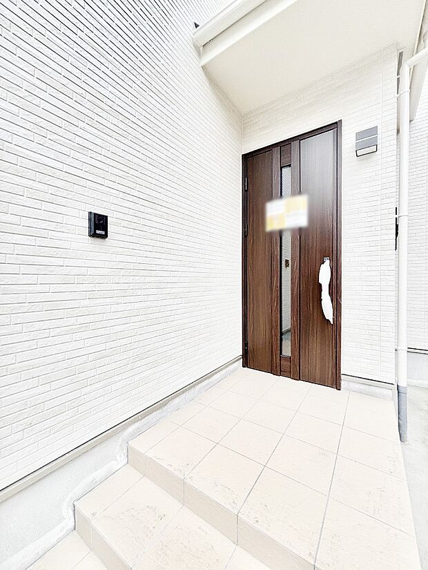 大切な家族、来客を出迎える玄関。