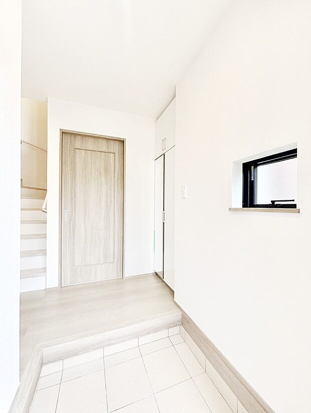 ご家族やお客様を気持ちよくお出迎えできる穏やかな雰囲気の玄関です。