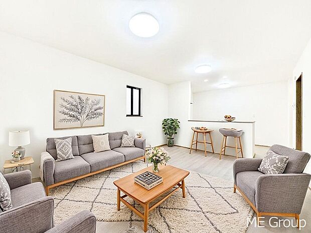 ご家族の賑やかな話し声で包まれる明るいリビング ※家具はCGです