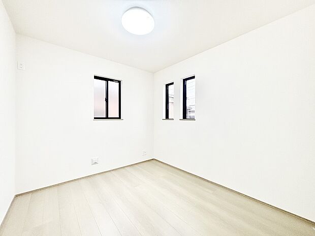 2面採光の洋室。窓から入り込む陽光がお部屋全体を優しく包み込みます!