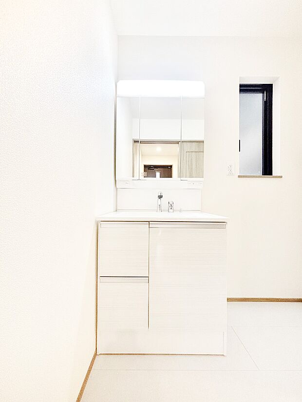 三面鏡キャビネット・シャワー付き洗面化粧台で忙しい朝の身支度もスムーズに！