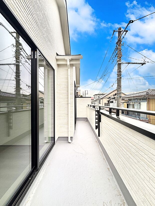 毎日のお洗濯に大活躍！2部屋から出入りできる南向きバルコニー！