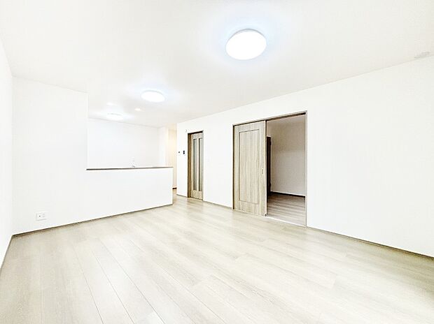 家族の笑顔が自然と生まれてくる、そんな雰囲気のダイニングに仕上がっています