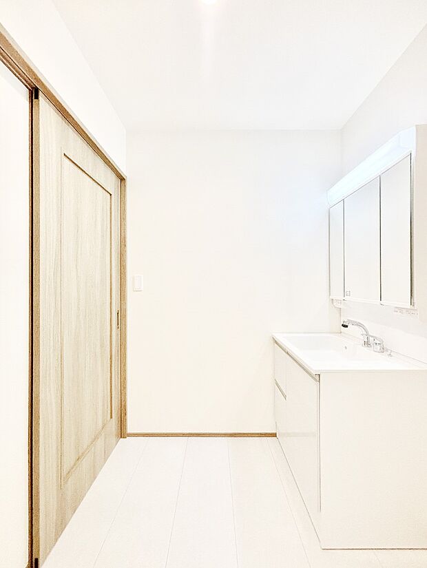 清潔感のある快適空間です。毎日の身支度も気持ち良くお使い頂けます!