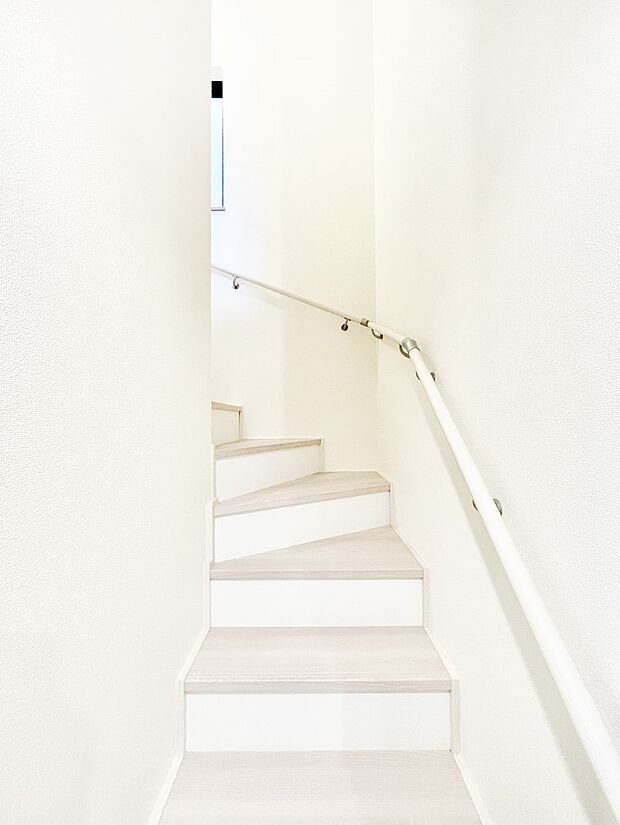 小さなお子様やご年配の方に嬉しい配慮!階段には手摺付きです。