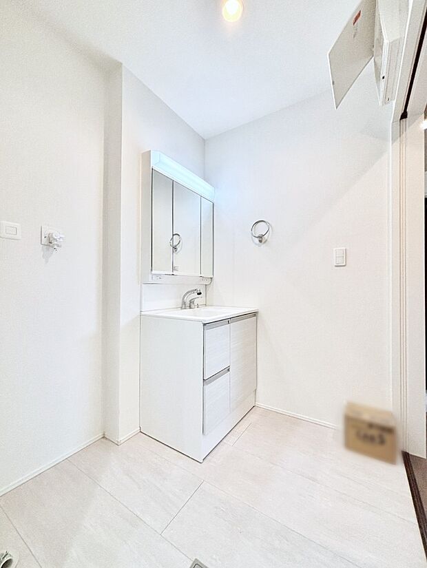 明るい洗面所は毎朝の身支度も楽しくできちゃいそうです。