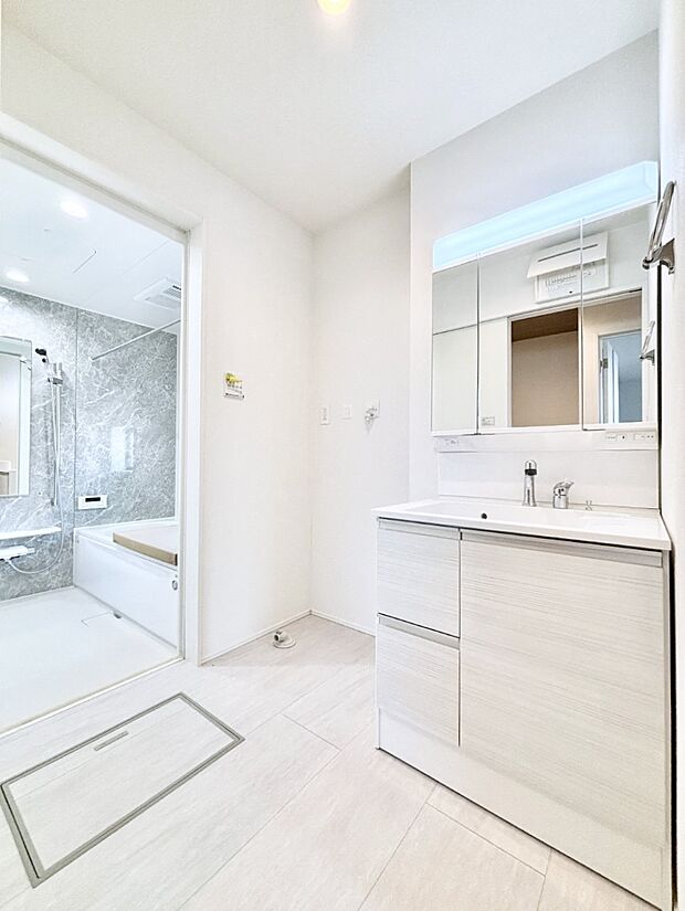 清潔感ある洗面化粧室で朝の身支度も快適