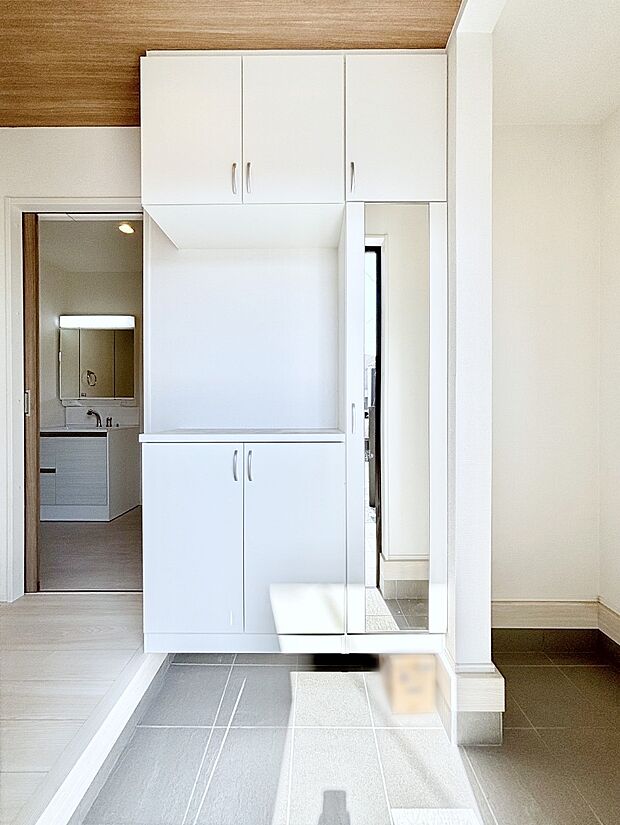 飾り棚を利用して、お越しいただくお客様をおもてなしできます。