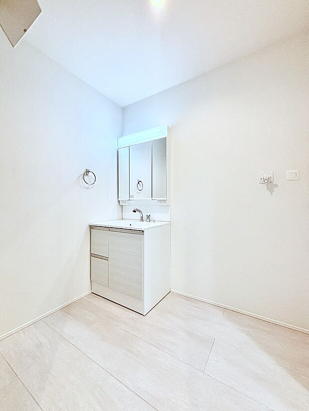 大きく見やすい三面鏡で清潔感ある洗面台は、身だしなみチェックや肌のお手入れにおすすめです。