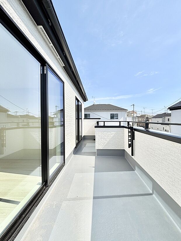 ゆったりバルコニーだから沢山お洗濯ものを干せます。