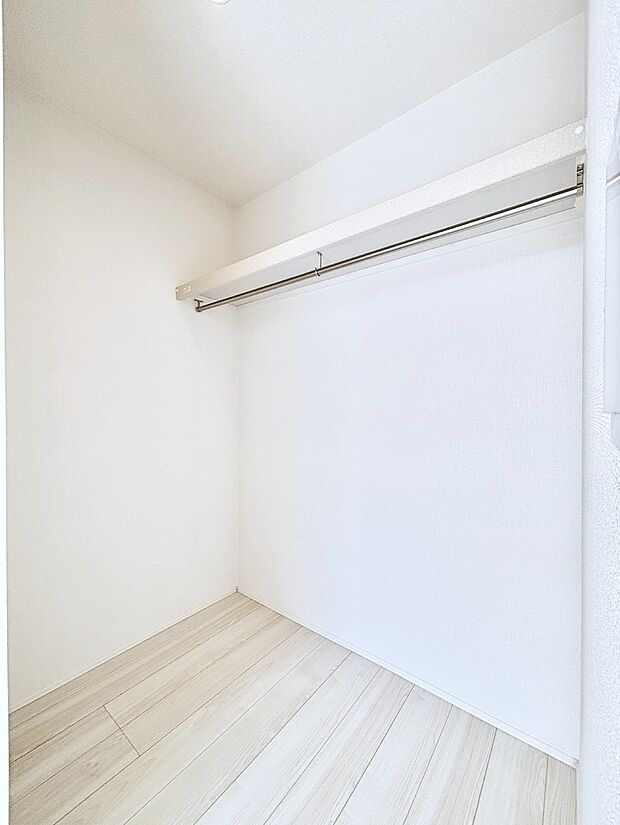 衣類をハンガーに掛けたまま収納できるWIC。衣類の整理整頓がしやすくて便利です!