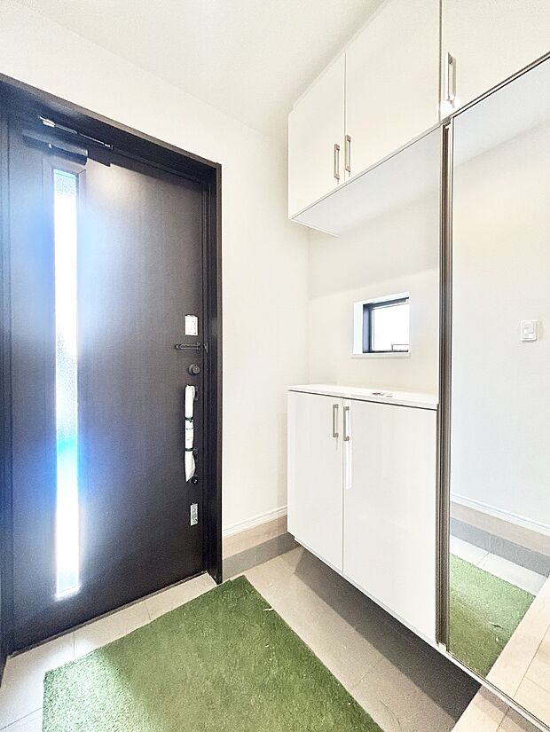 ミラー付きシューズボックスはお出かけ前の身だしなみチェックに便利