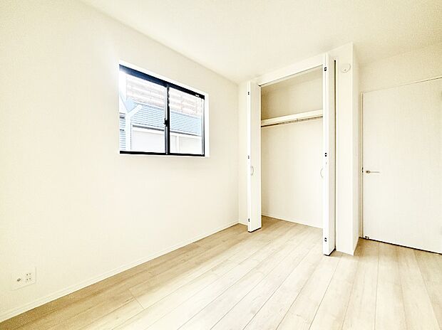 お子さまのお部屋としても！衣類の整理整頓に便利なクローゼット付きの洋室。