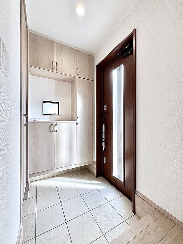 飾り棚を利用して、お越しいただくお客様をおもてなしできます。