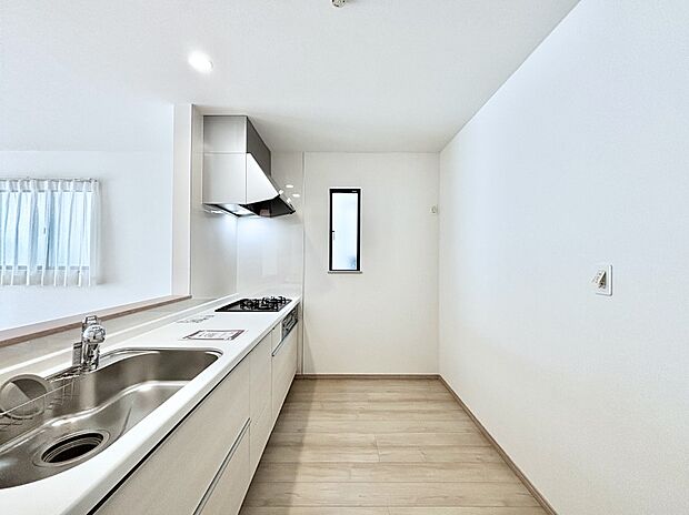 爽やかな風が通り抜けるキッチン。窓があるので明るく換気にも役立ちます。