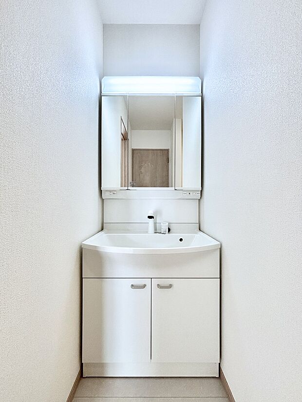 大きく見やすい三面鏡で清潔感ある洗面台は、身だしなみチェックや肌のお手入れにおすすめです。