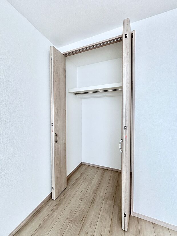 洋室のクローゼット。奥行きがあるので厚手の衣類もすっきり収まります。
