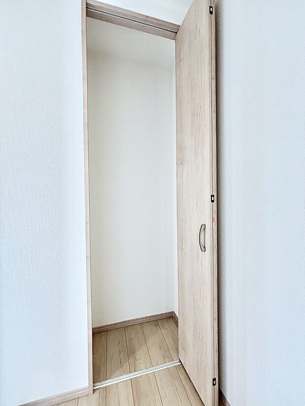 1階廊下収納には掃除用品や日用品のストックなどを収納できます。