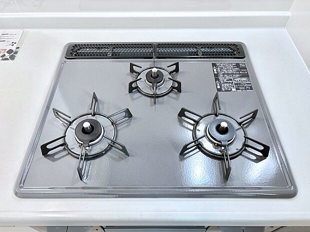 ガスコンロはＳｉセンサー搭載。火力調節や焦げ付き・消し忘れも防いでくれます。