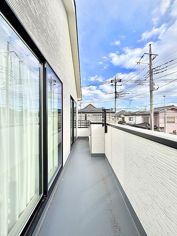 暖かな陽光が降り注ぐバルコニーはお洗濯におすすめ。爽やかな風も心地よいです。 