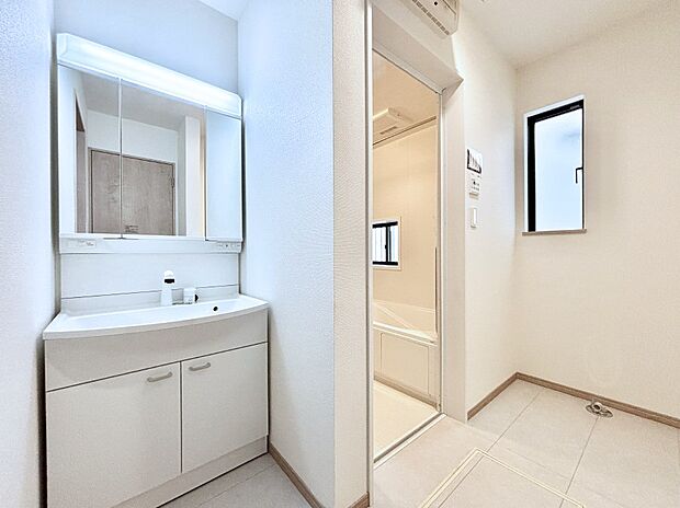 清潔感のある快適空間です。毎日の身支度も気持ち良くお使い頂けます。