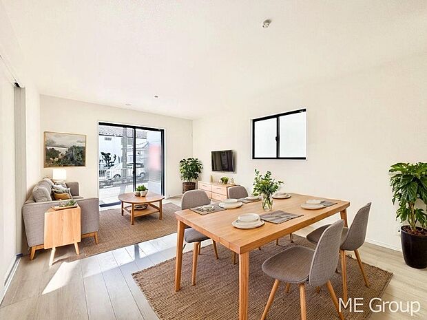 ご家族の賑やかな話し声で包まれる明るいリビング  ※家具はCGです