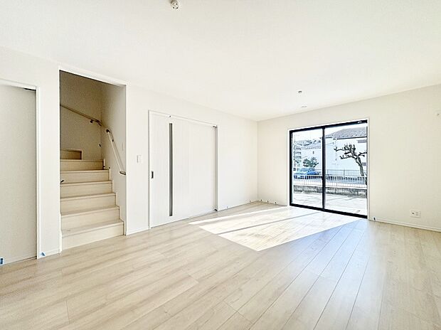 内装「ただいま」「おかえり」家族とのコミュニケーションが深まるリビングイン階段。