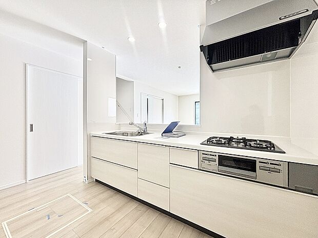 カウンター越しに楽しいおしゃべり。いつものお料理がもっと美味しくなりそうですね。