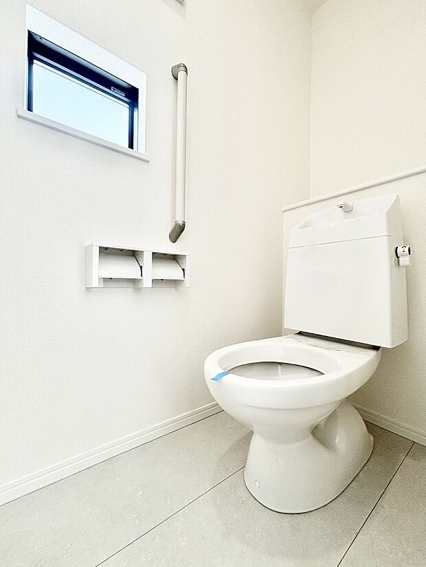 清潔感あるシャワートイレ。小窓から光が注ぎ込みます!