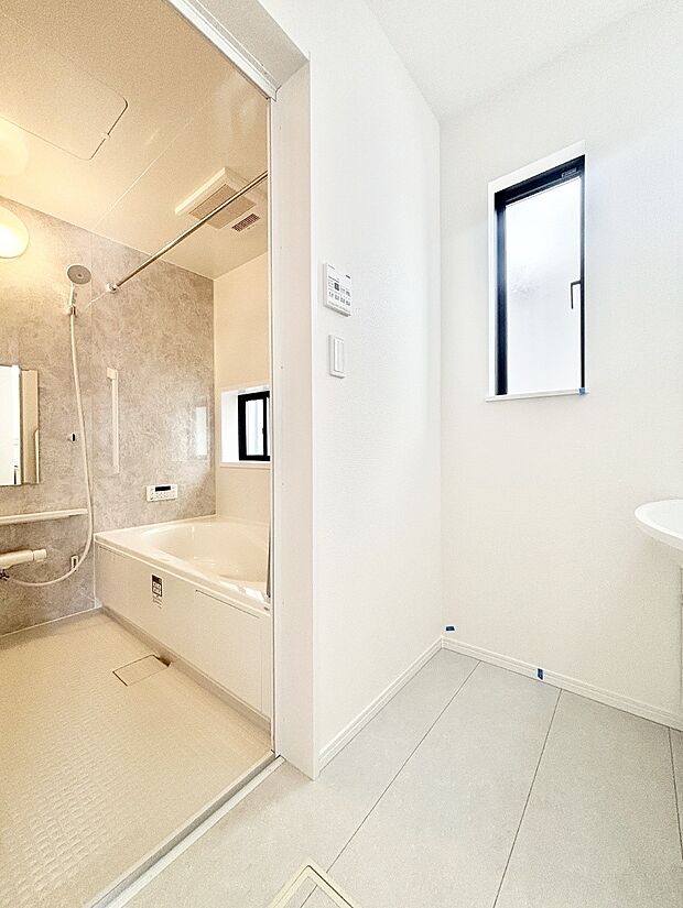 小窓がついているので湿気の多い場所でも換気ができ快適です。毎日の身支度を気持ち良く行えますね。