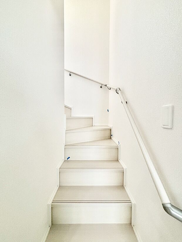 階段には手すりがあり、小さなお子様やお年寄りの方にも安心です。