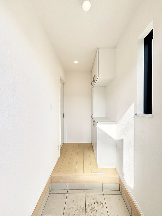 下駄箱はご家族の写真や季節のインテリアで飾り棚として演出できます