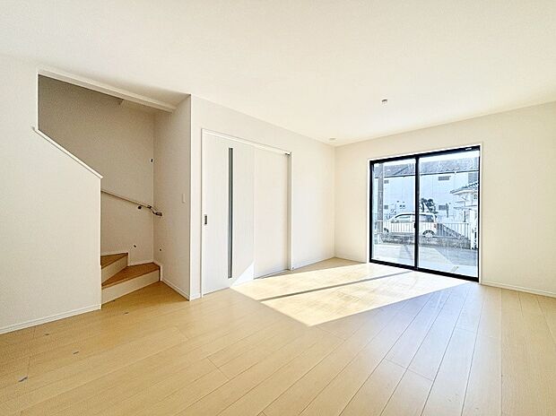 内装「ただいま」「おかえり」家族とのコミュニケーションが深まるリビングイン階段。